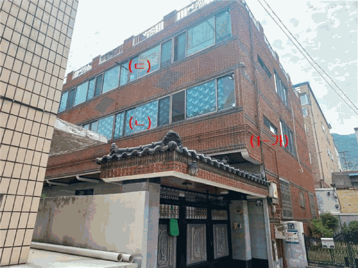 기호 1-가), 제시외건물 ㄴ,ㄷ) - 서측 인근에서 촬영