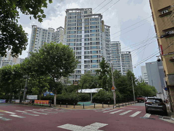 기호 2 : 남동측에서 본 전경