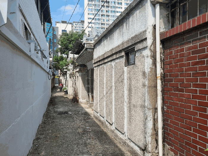 본건 전경 (본건의 남동측 인근에서 촬영)