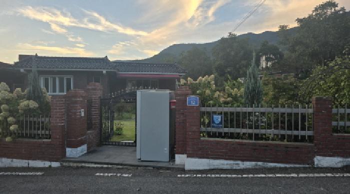 경북 칠곡군 동명면 득명리 200. 지상 건물의 전경