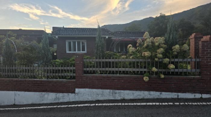 경북 칠곡군 동명면 득명리 200. 지상 건물의 전경