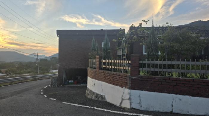 경북 칠곡군 동명면 득명리 200. 지상 건물의 전경