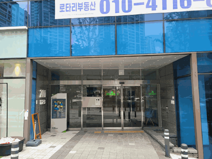 본건 소재 건물동 공동 출입구 전경