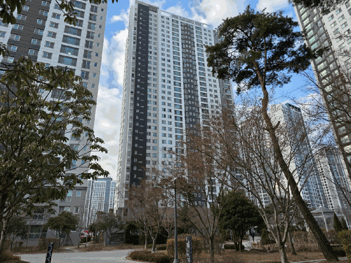 본건 소재 제104동 남동측 전경