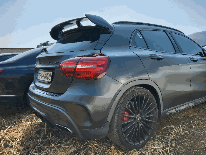 자동차 후면전경(Mercedes-AMG GLA45)