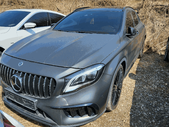 자동차 전경(Mercedes-AMG GLA45)