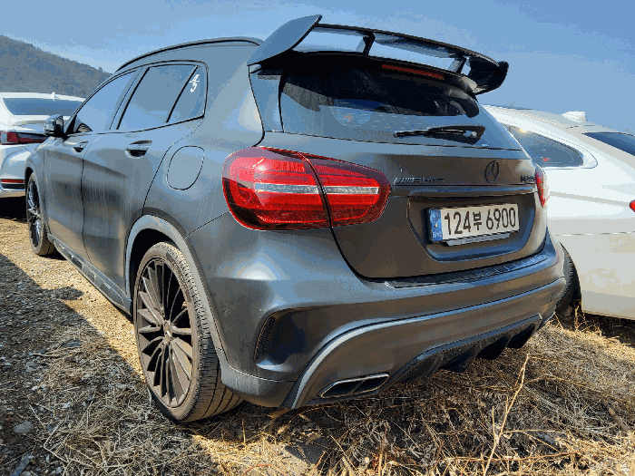 자동차 후면전경(Mercedes-AMG GLA45)