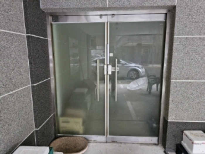 기호3번 1층 101호 출입문