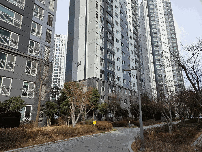 남동측에서 촬영