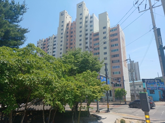 아파트 전경 - 북서측 인근에서 촬영