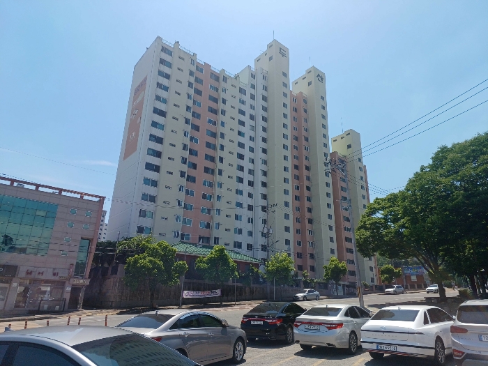 아파트 전경 - 북동측 인근에서 촬영