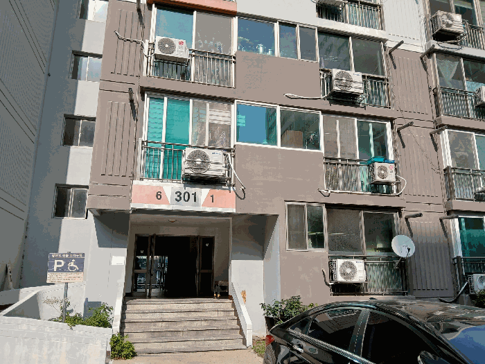 본건 출입구