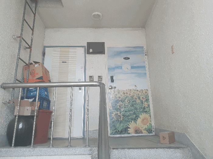 본건 출입문