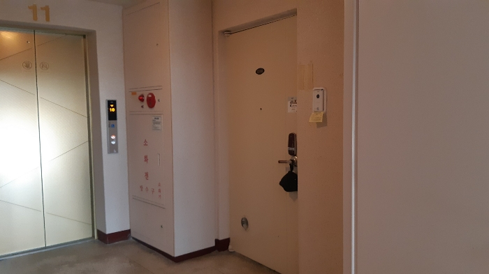 본건 현대아파트 제106동 제1108호 단위세대 현관 전경