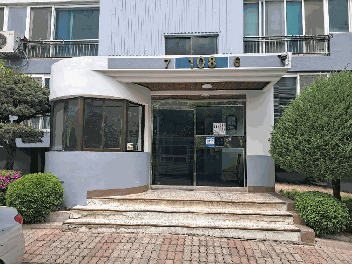 본건 아파트 공동출입구 전경