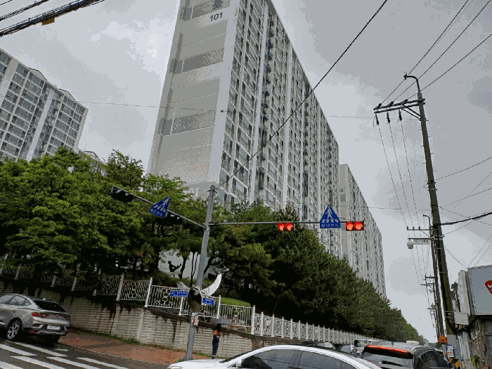 남서측에서 본 전경