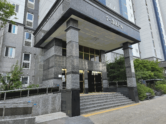 주출입구 전경