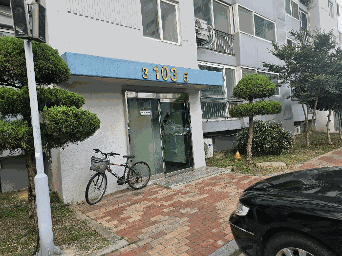 본건 공동출입구 전경