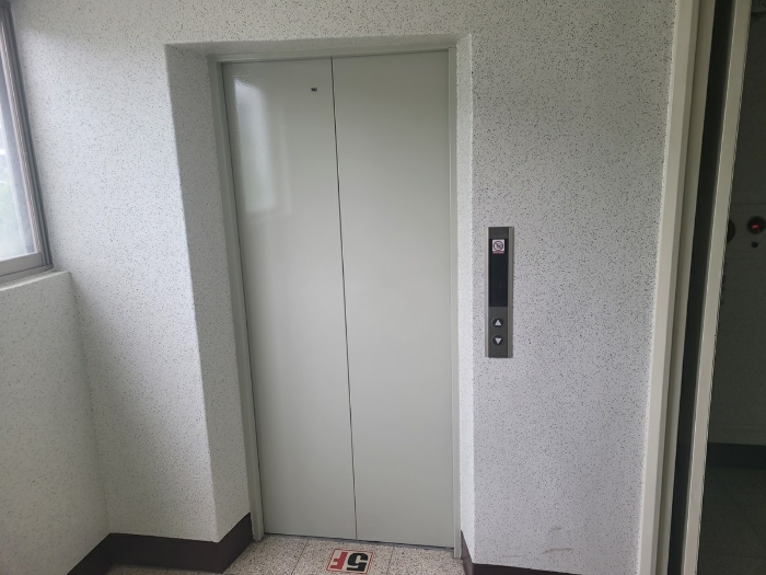 건물 내 승강기 전경