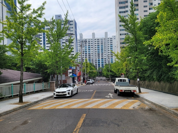아파트단지 서측 진입도로 전경