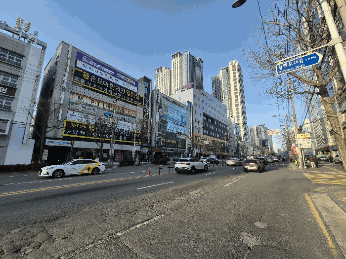 본건 및 부근 전경 (본건 남동측에서 촬영)