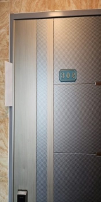 302호 현관문