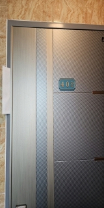 402호 현관문