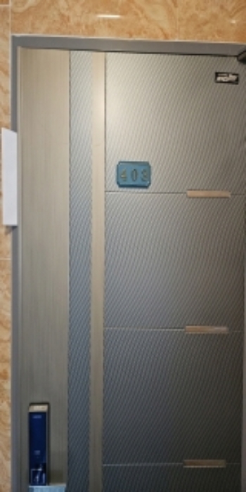 403호 현관문