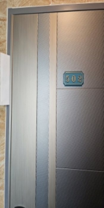 502호 현관문