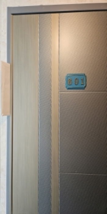 601호 현관문