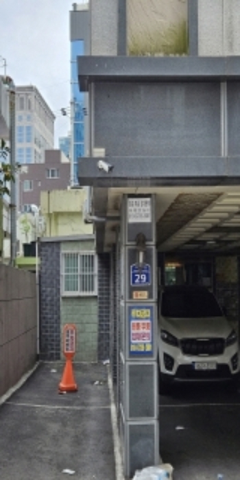 제시외 부분 원경(공동현관문 밖)