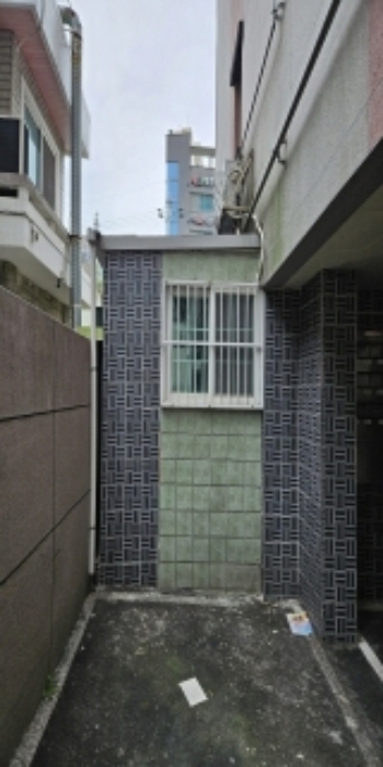 제시외 부분 근경 1(공동현관문 밖)