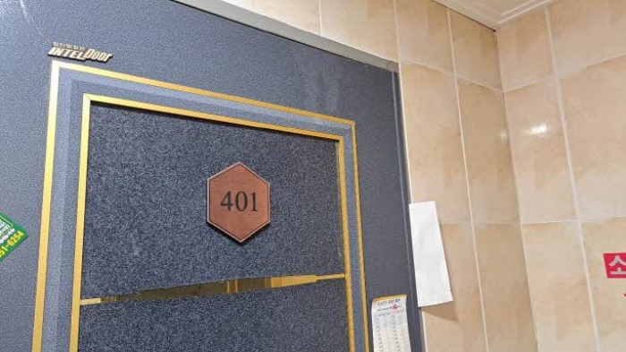 본건 401호 현관문