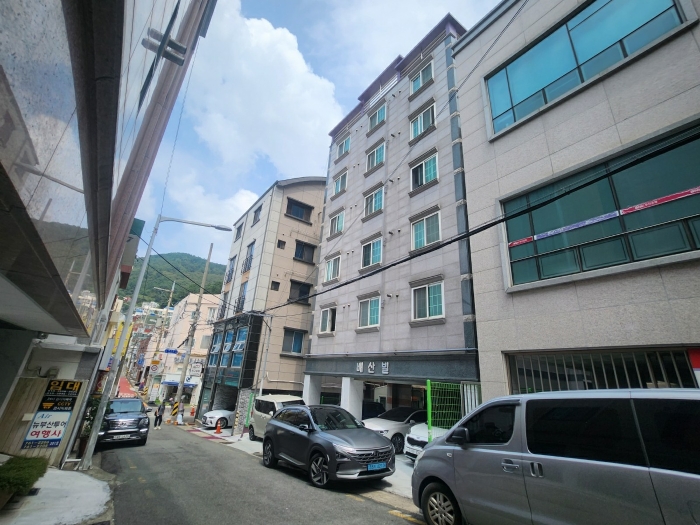 본건 남측->북측 전경 및 접면 도로 전경