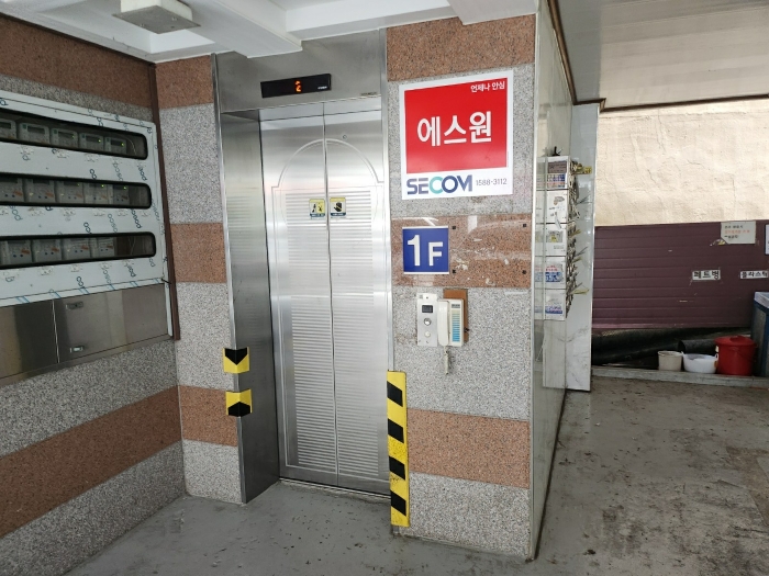 1층 승강기 전경