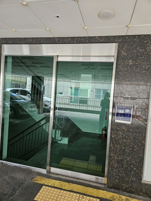 본건 출입구