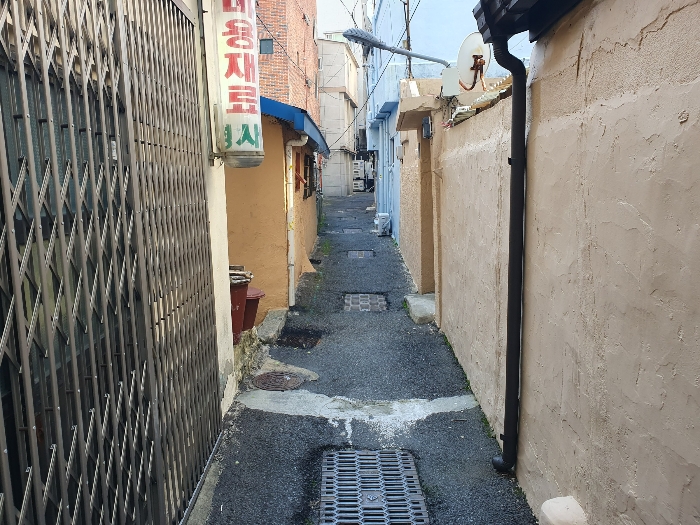 본건 남동측 출입로