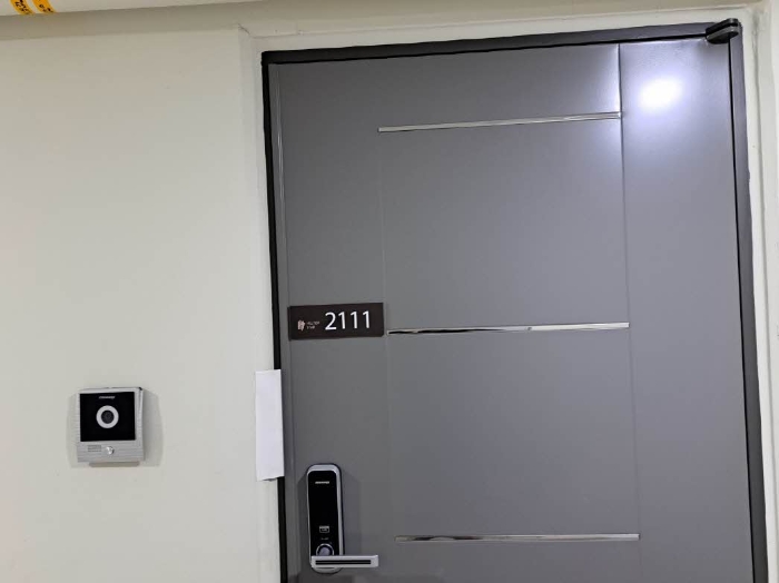 본건 2111호 현관문