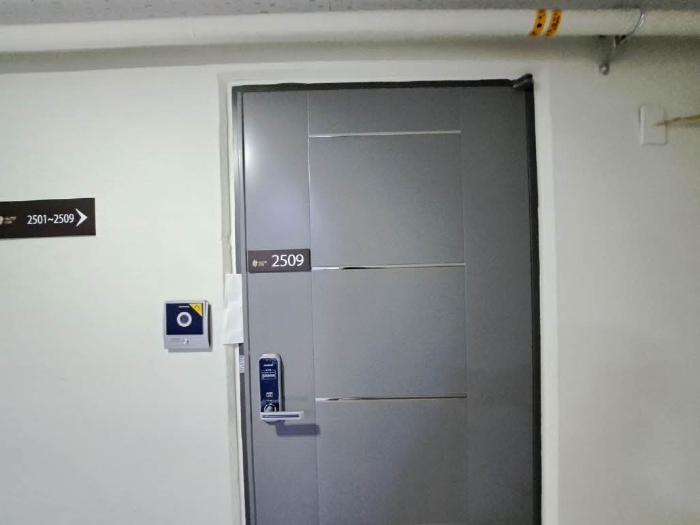본건 2509호 현관문