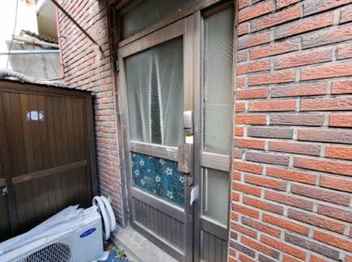 본건 1층 왼쪽 출입문