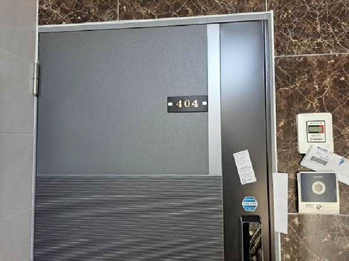 본건 404호 현관문