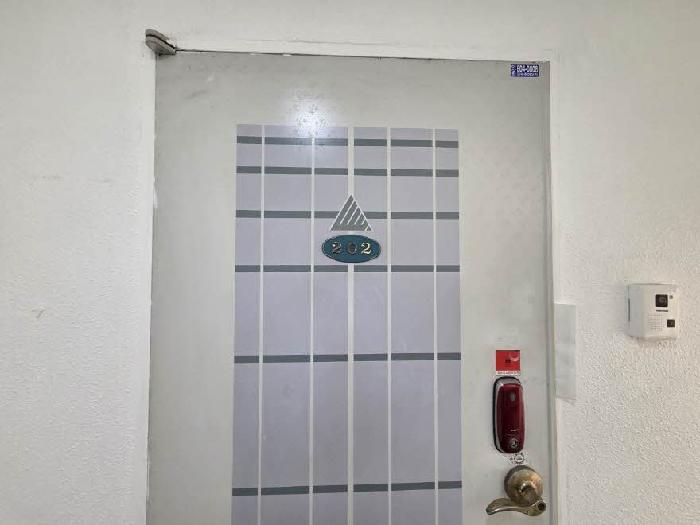 본건 202호 현관문
