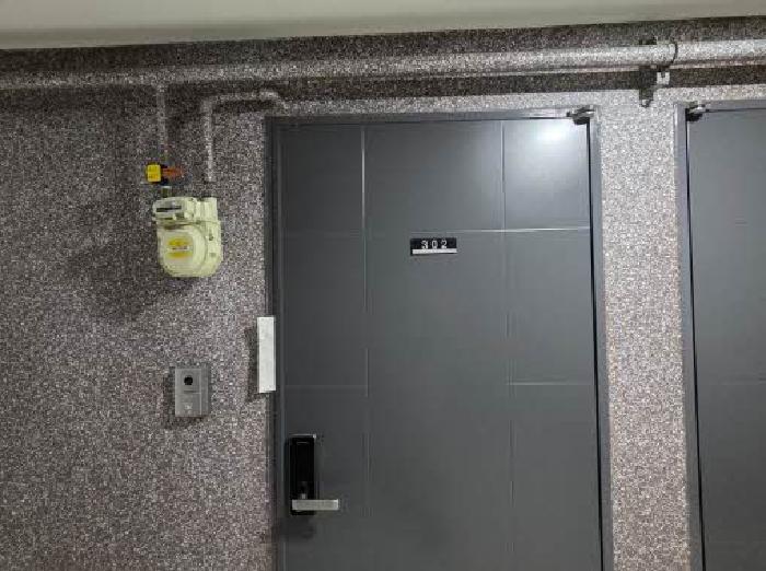본건 302호 현관문