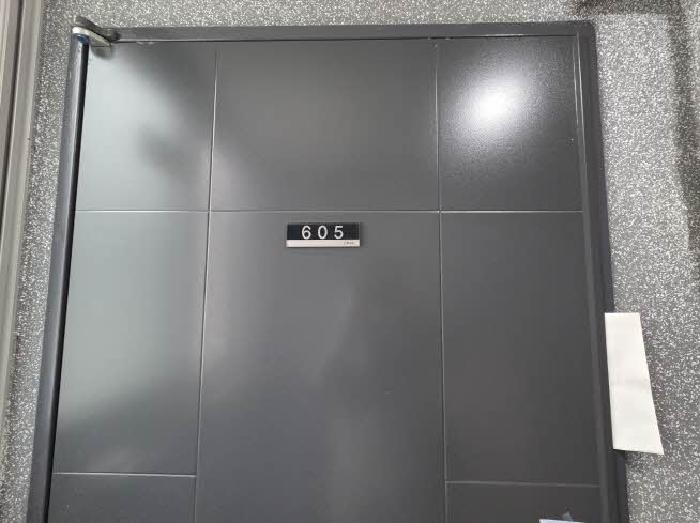 본건 605호 현관문