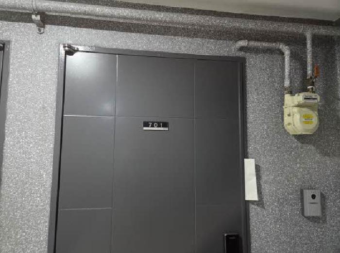 본건 701호 현관문