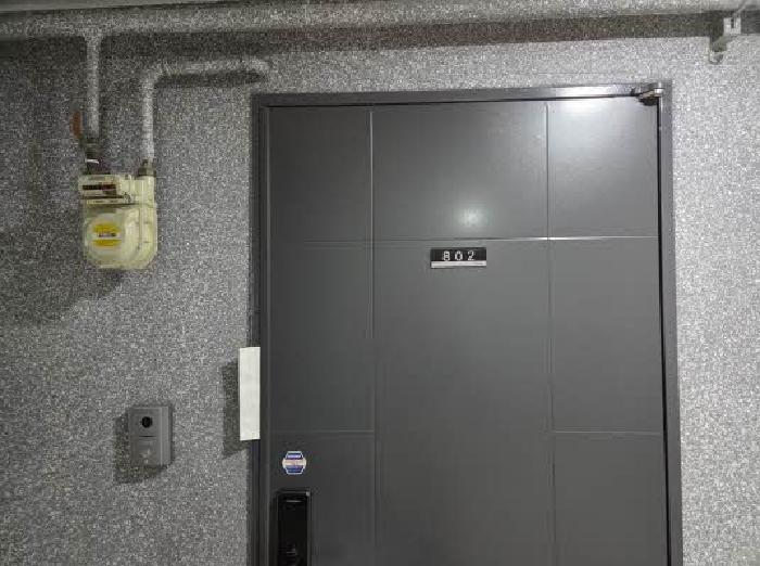 본건 802호 현관문