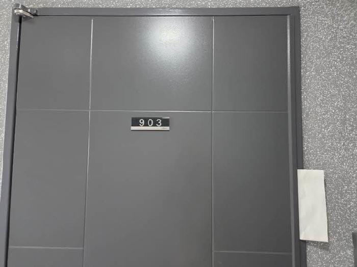 본건 903호 현관문