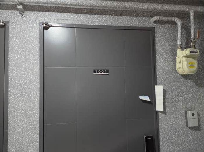본건 1001호 현관문