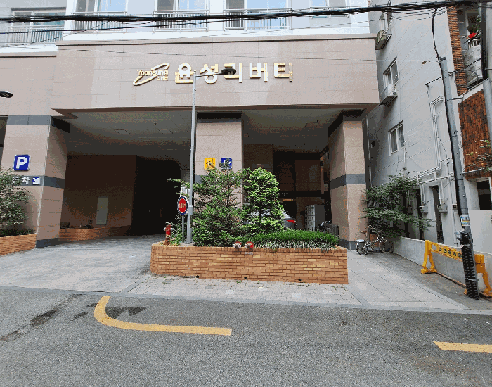 일층 주차장, 출입구