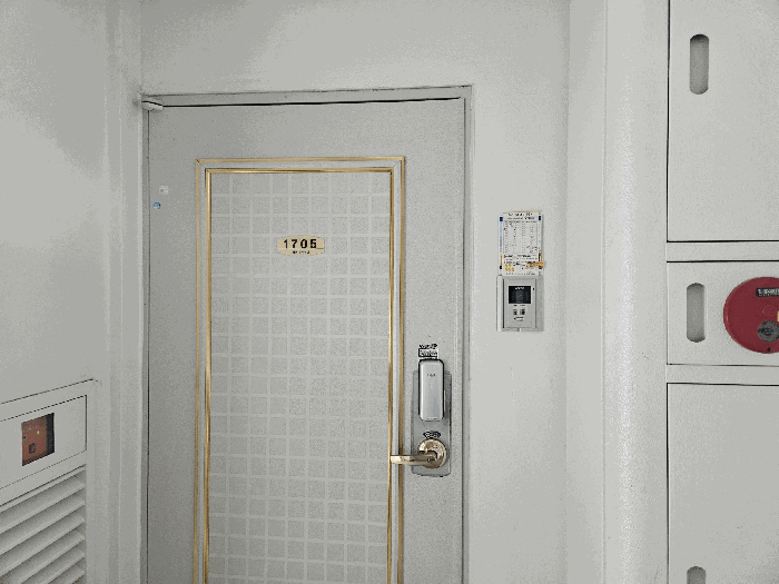 본건 현관문
(102동 1705호)
